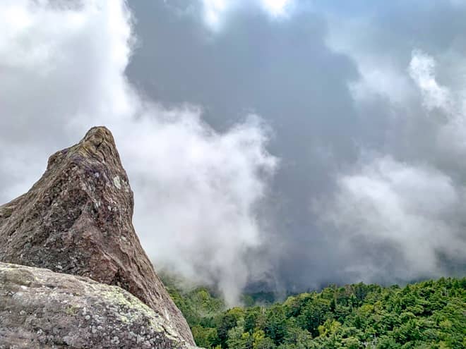 山頂は尖った岩だらけで岩萌えな登山家にとっては堪らない