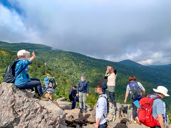 山頂は岩だらけで大変狭く、人が沢山なので居場所の確保が大変です