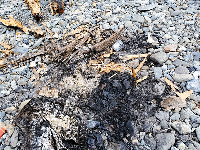 川原に残された直火跡