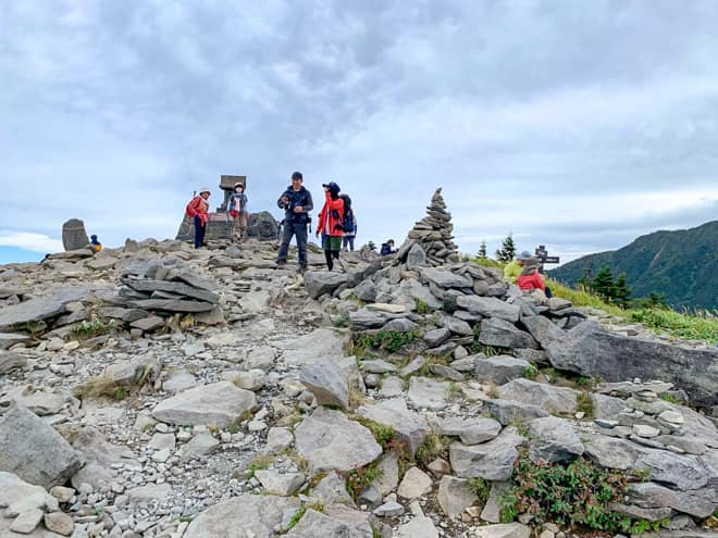 根子岳山頂は平地は少ないとはいえ