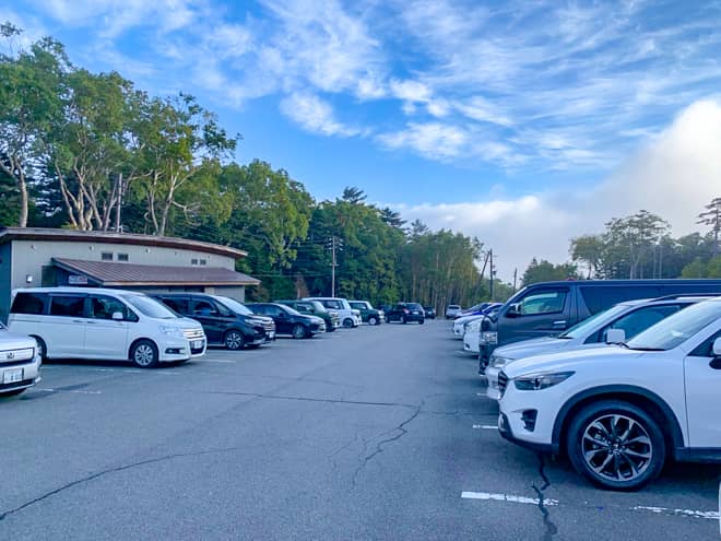 白駒池駐車場からは白駒池が近く