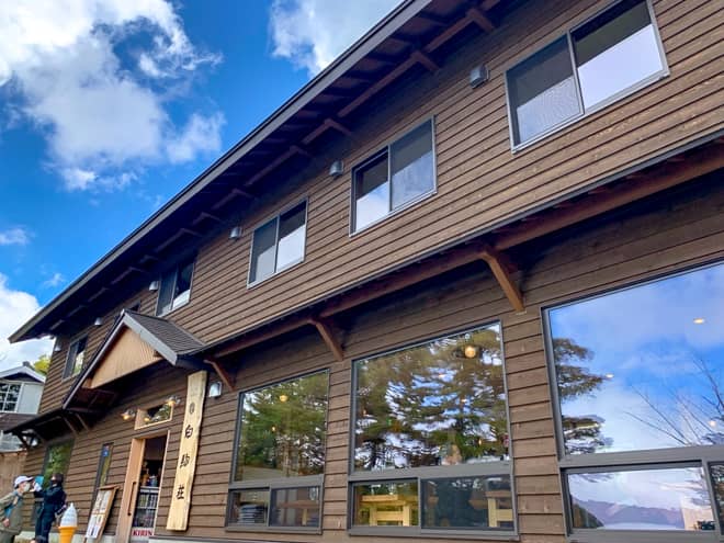 白駒荘は白駒池の傍にある山小屋