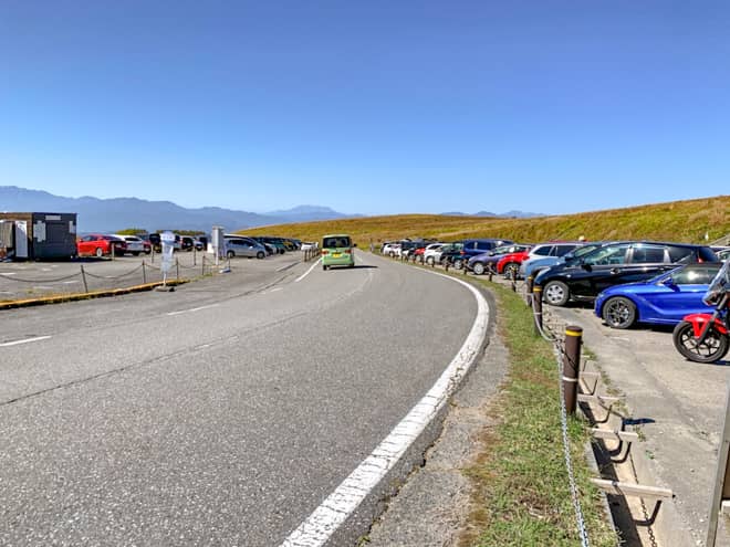 絶景ドライブルートである「ビーナスライン」にある駐車場ということと