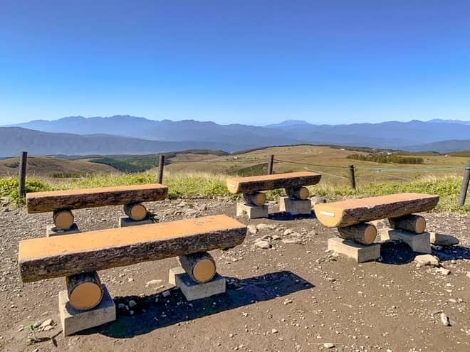 途中には立派なベンチがある休憩所も