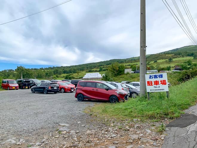 駐車料金を支払うと指定の駐車場に案内されます