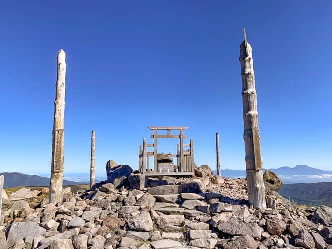 360度パノラマビューの山頂付近にある、そびえる4本の御柱は