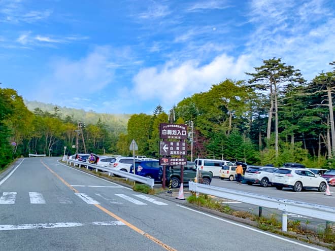 白駒池駐車場には約180台近くの車を停めることができます