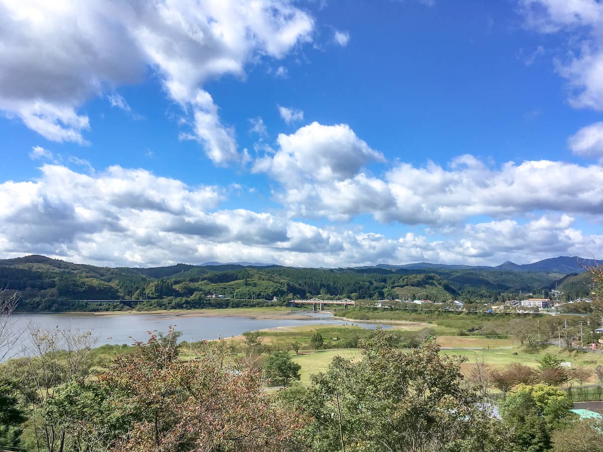 花山青少年旅行村はサンドウィッチマンも訪れたキャンプ場！山と湖の相性が最高です！