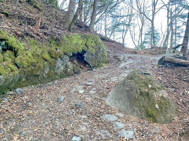 この先はなんとか車で通ることが出来る山道が続きます