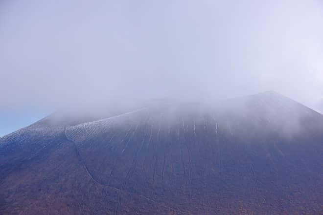 しかし、待てば待つほど浅間山は雲に隠れていきます