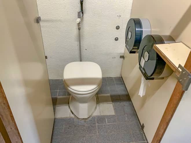 ウォシュレットや温水便座は無く