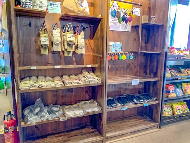 キャンプに必要な道具や衣類を購入できます