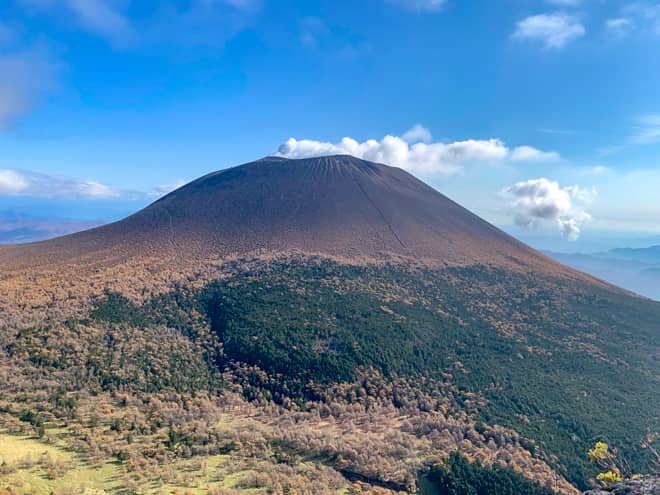 トーミの頭からは浅間山と麓に広がる佐久平を一望できます