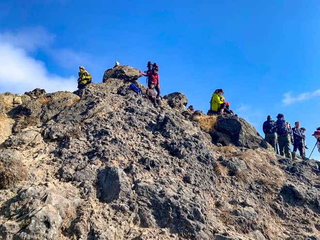 トーミの頭は岩がむき出しの岩稜帯