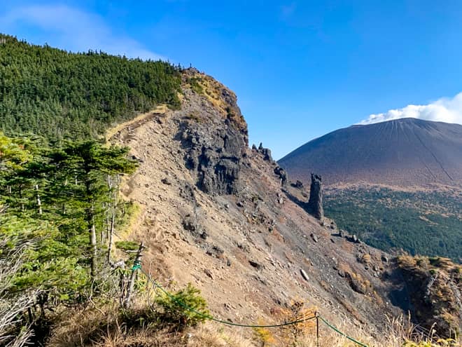 トーミの頭までは開けた稜線を登ります