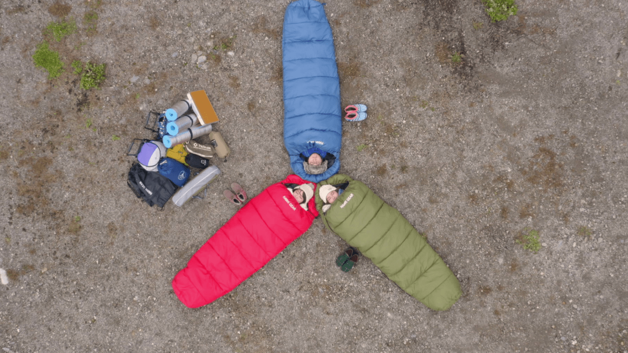 ホークギアの寝袋で寝るゆるキャン△の登場人物3人