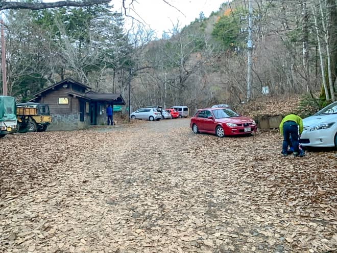 三ツ峠山裏登山口コースの登山口の道路沿いにある