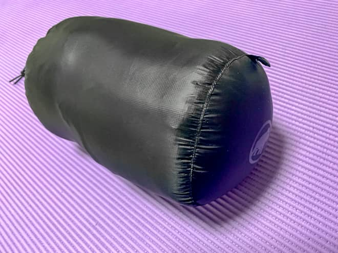 付属の収納袋に入れると大変コンパクトになる