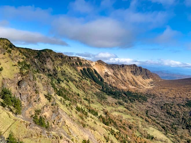 切り立った崖の壁は浅間山外輪山です
