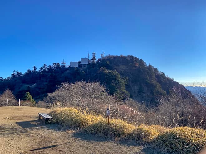 四季楽園は広場の先にあります