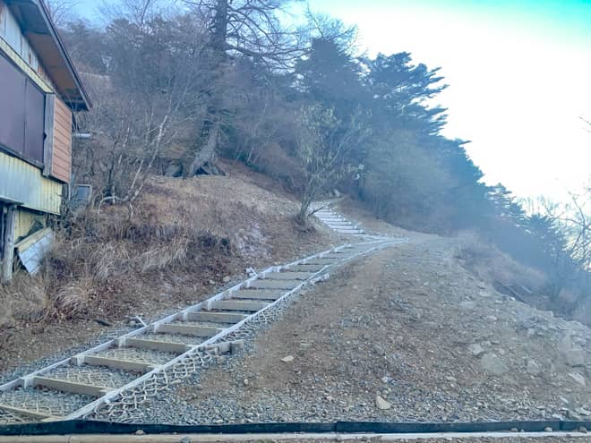 山頂まではひたすら階段を登っていきます