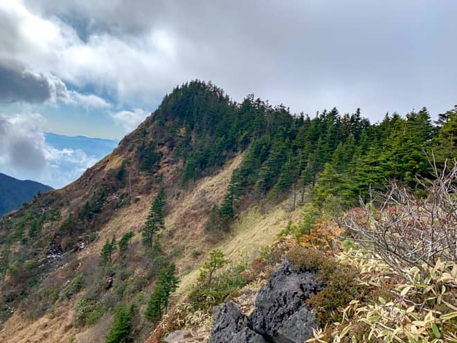 後ろを振り返ると黒斑山が見えます