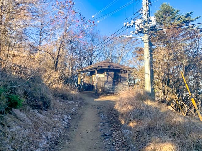 標識の先にはトイレもある