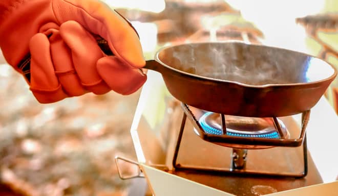 熱したスキレットを持つ