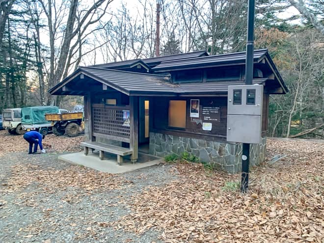 登山口の傍にはトイレがある