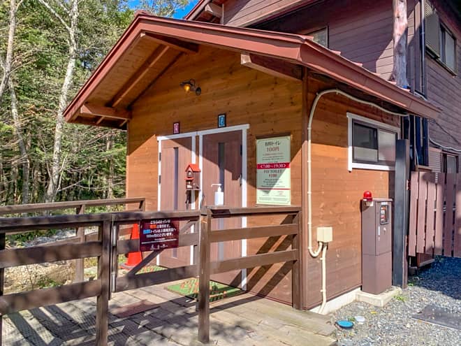 管理棟側にあるトイレは有料