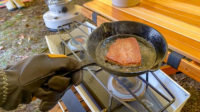 脂が飛び跳ねる