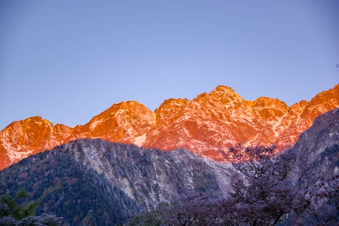 赤く染まった北アルプスを見ること出来る