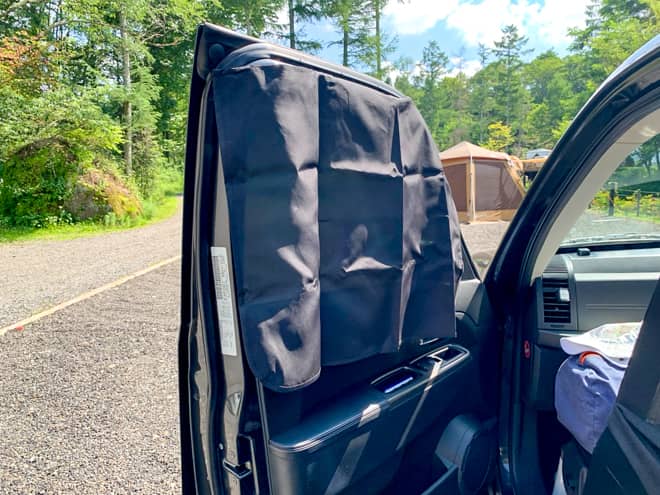 運転席や助手席の窓を覆うシェード