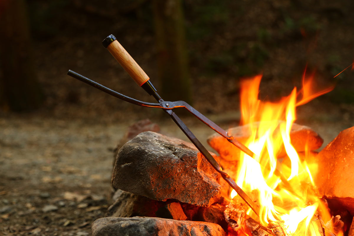 日本の鍛冶職人が作った一生モノの頑丈無骨な鍛造火バサミが登場 キャンプクエスト