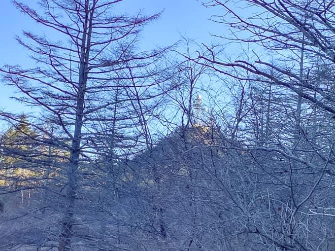 電波塔のような建物が見える山