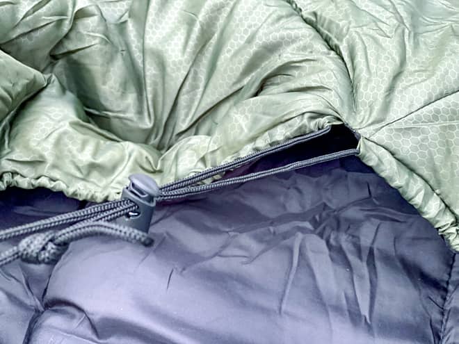 首元の絞りロープ