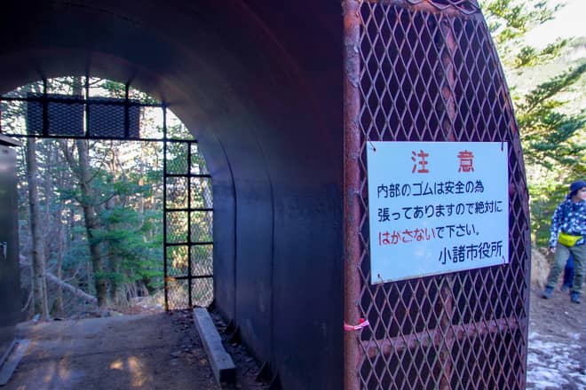 黒斑山の傍にある浅間山は爆発的な噴火をする活火山