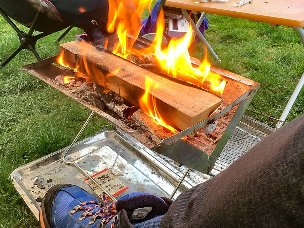 ホームセンターのキャンプ用品はコスパが良くて初心者におすすめ！DCMの「フォールディング焚き火コンロ」