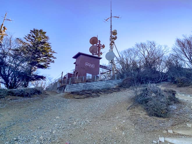 NHKの建物が見えたら山頂はすぐそこです