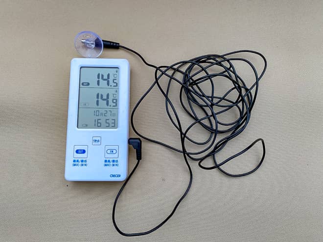 外気温と寝袋内部の温度を測る温度計