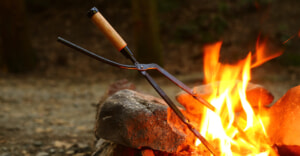 日本の鍛冶職人が作った一生モノの頑丈無骨な鍛造火バサミが登場。