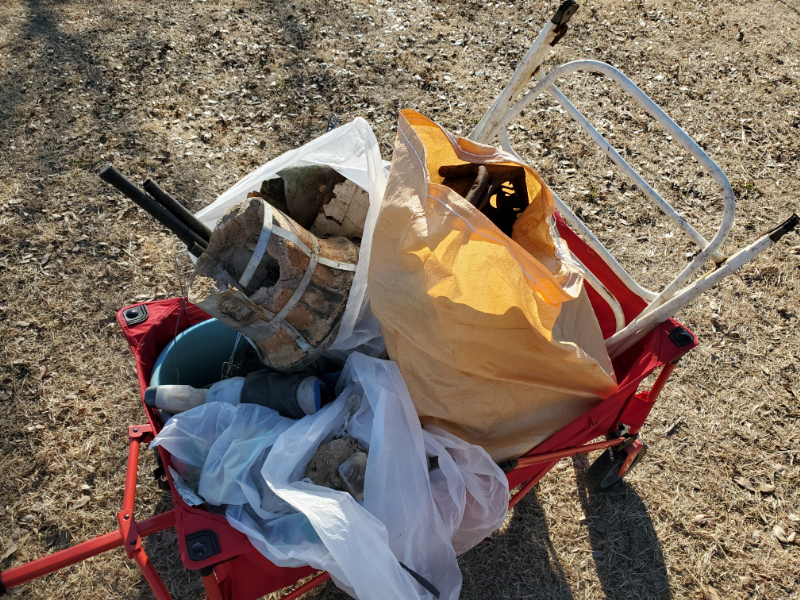 アウトドアワゴン一杯に集まったゴミ