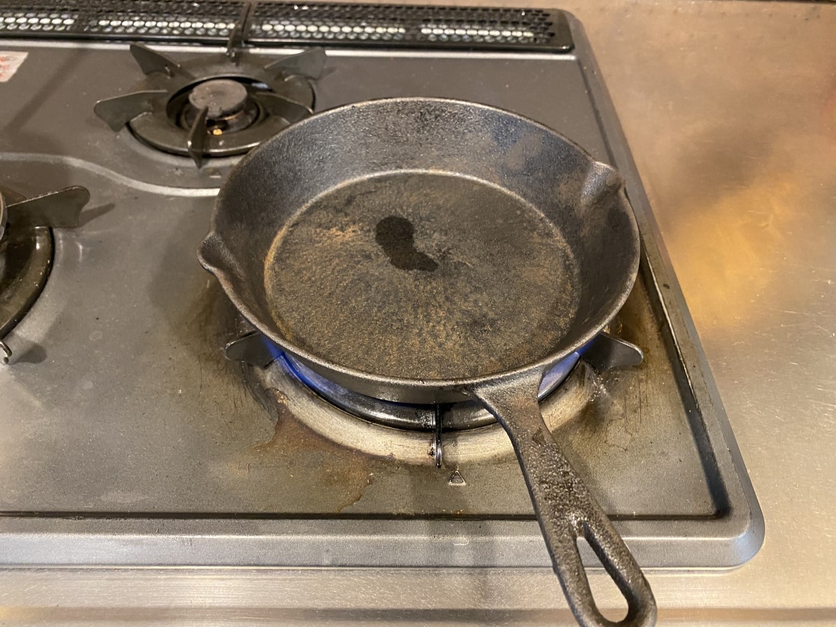 コンロで熱して錆を焼き落とす