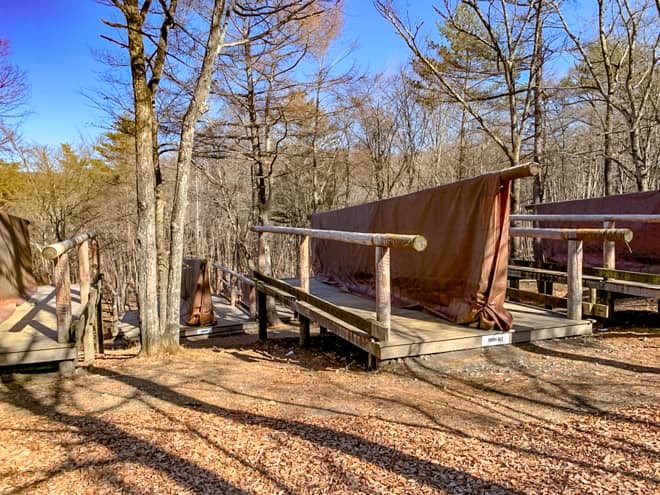 サイト数は15あり、ウッドデッキに立つテントの前室