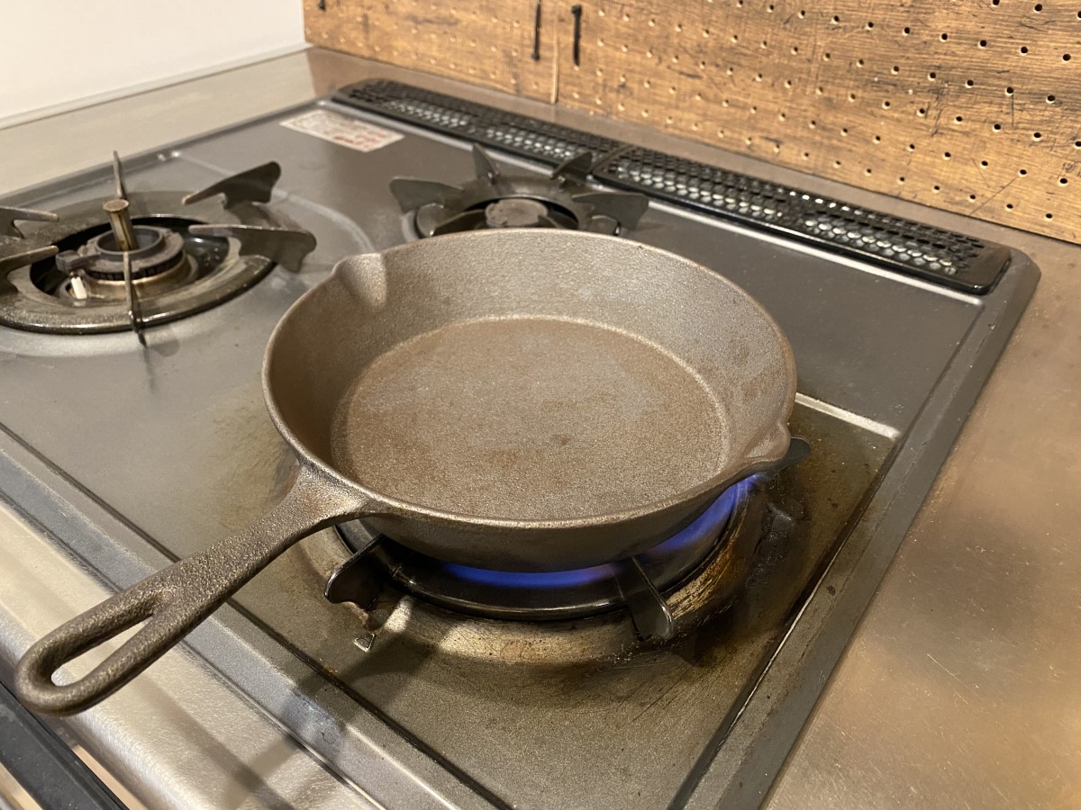 スキレットの水分が飛ぶまで熱する