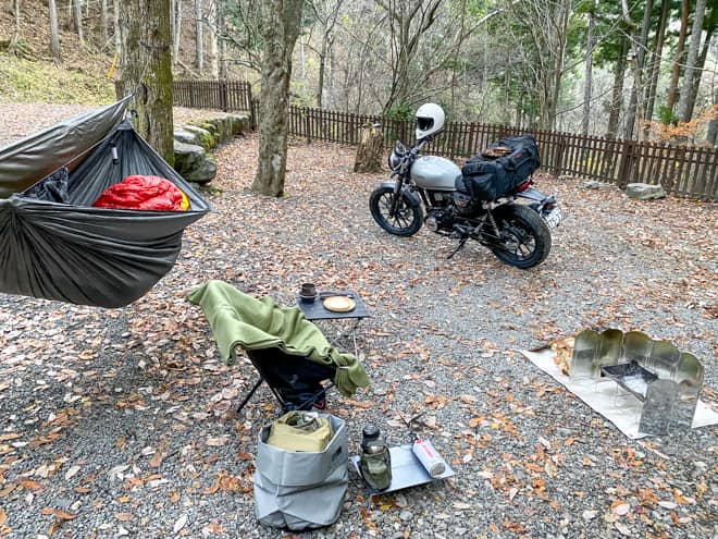 バイクキャンプの持ち物を全公開 道具一式とおすすめの積載バッグも紹介します キャンプクエスト