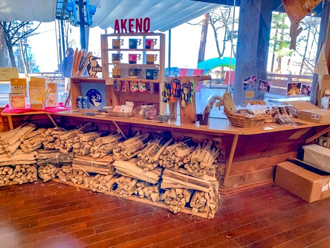 売店には薪と炭をはじめ