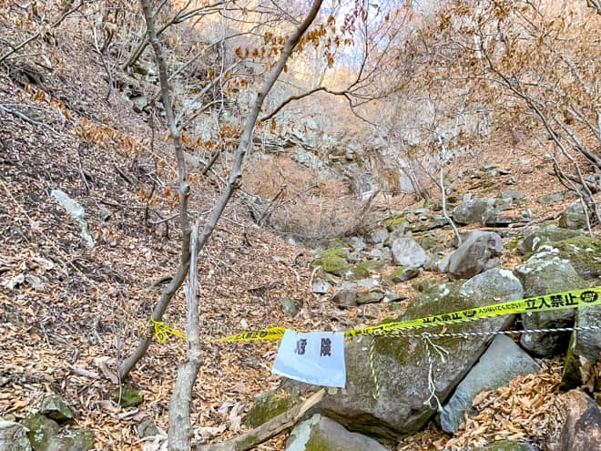 女岩に到着です。岩の壁が壮大ですよね