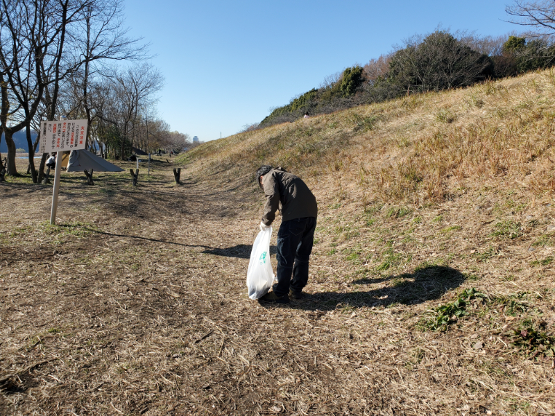 小さなゴミを拾う