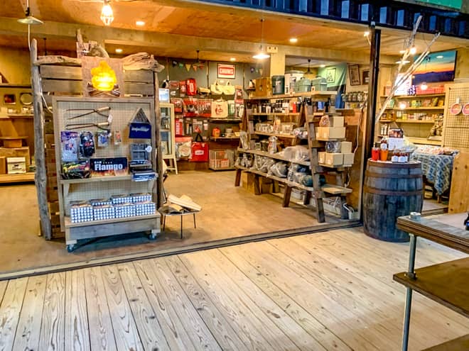 更にちょっとしたキャンプ用品店のようなコーナー